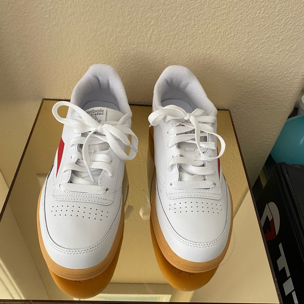 Reebok classic never worn size 5 boys = 6.5 womens